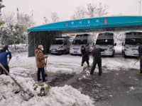 風(fēng)雪中守護(hù)，鄭西職工掃雪除冰，保障就醫(yī)安全